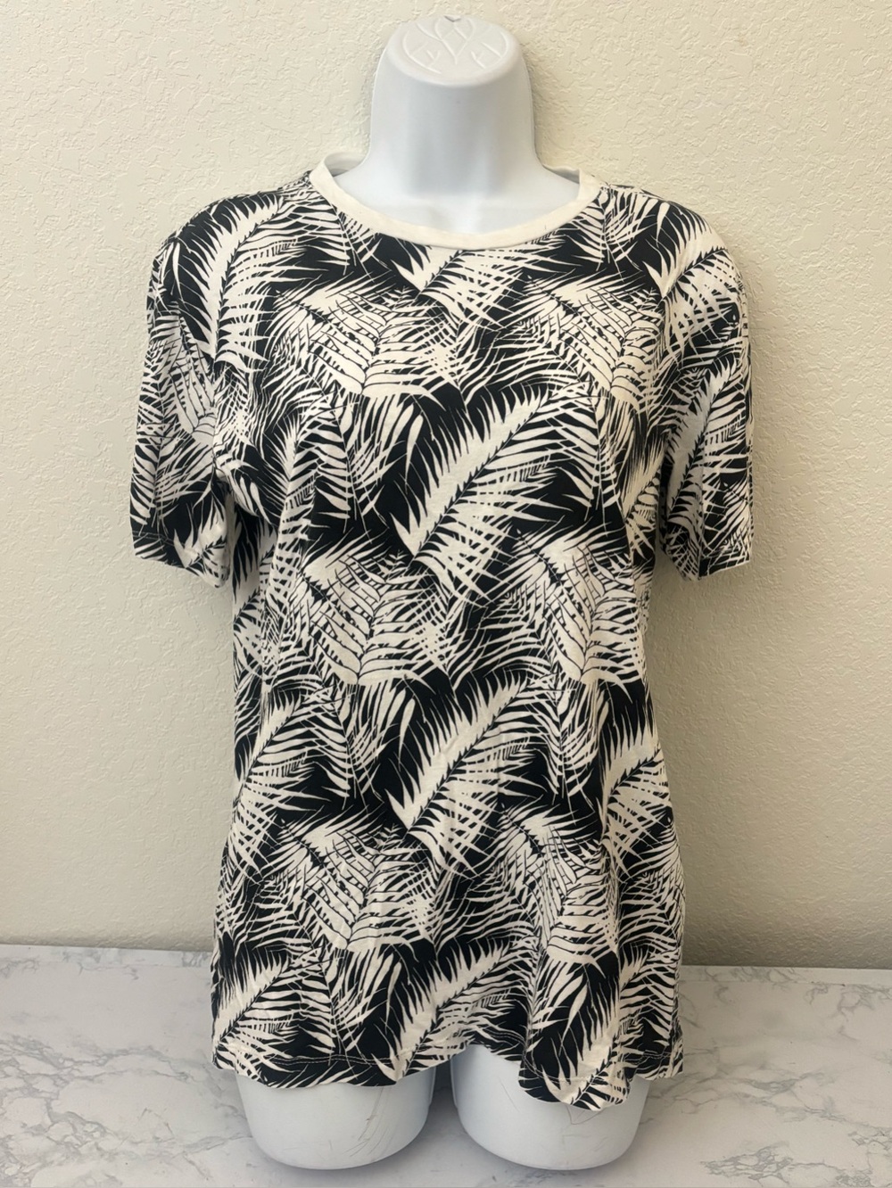 H&M T-Shirt Sz S Small Lily Leaf print Cotton Blend Short Sleeve Top Pullover